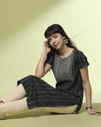Women Striped Round-Neck Straight Kurta