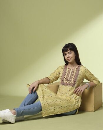 Women Striped Round-Neck Straight Kurta