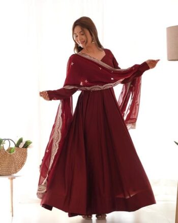 Women Floral Print Straight Kurta with Pants & Dupatta
